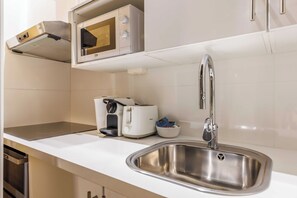 Refrigerador, microondas, horno, placa de cocina
