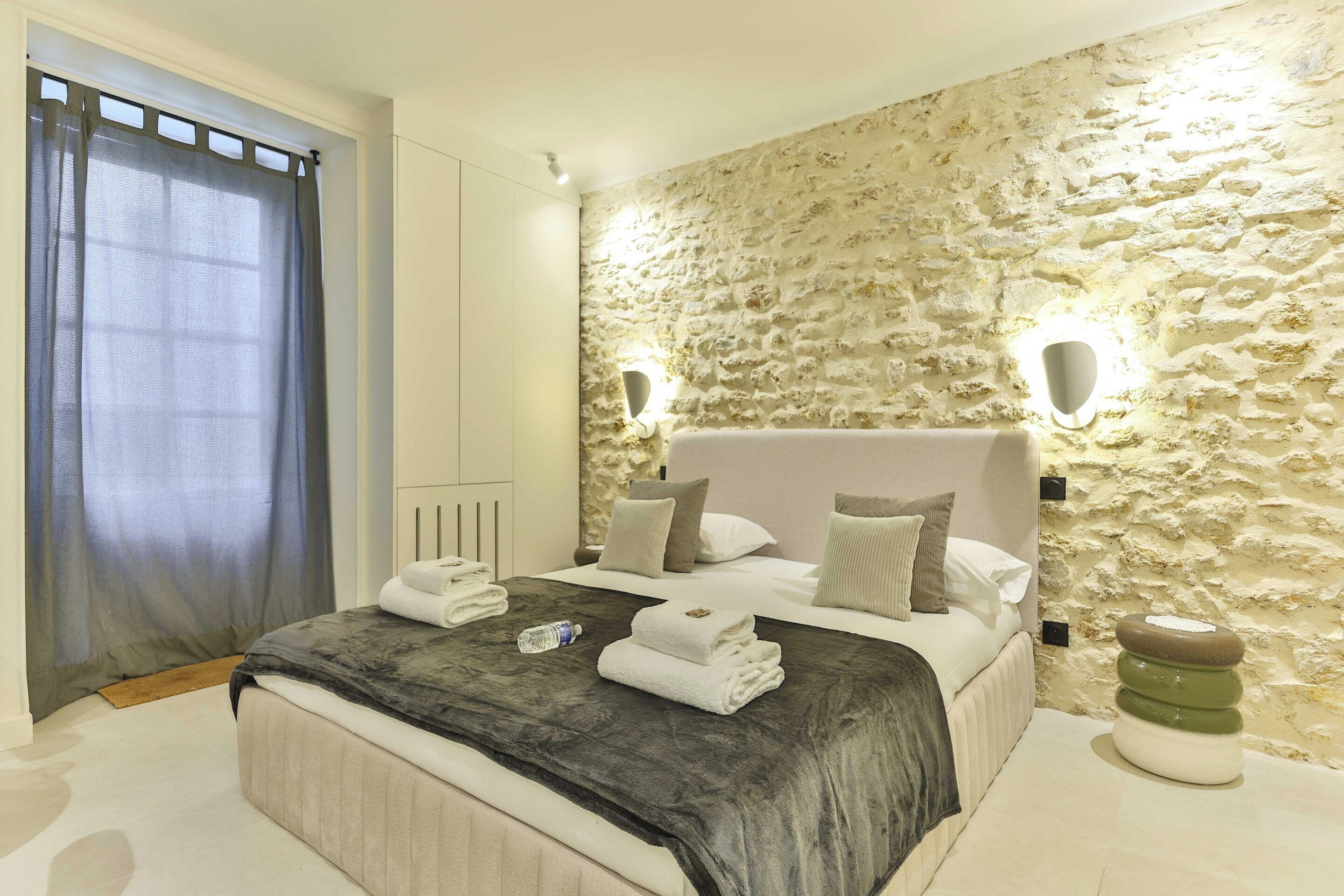 1 غرفة نوم ومساحة عمل للكمبيوتر المحمول وملاءات أسرّة