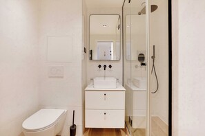 Apartment | Bathroom | Hair dryer, towels, shampoo