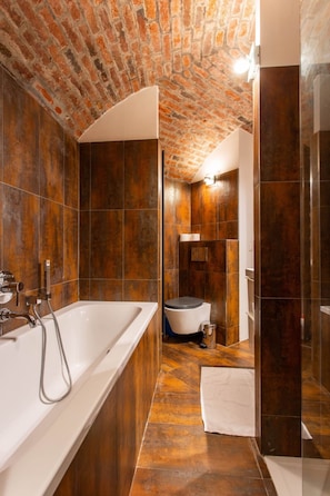 アパートメント | バスルーム | 浴槽、ヘアドライヤー、タオル、シャンプー