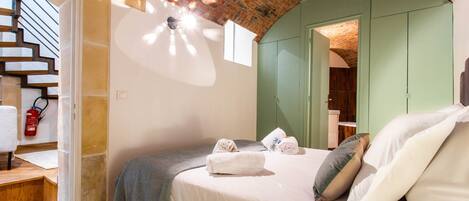 Apartment | 4 bedrooms, laptop workspace, iron/ironing board, bed sheets