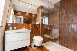 Apartment | Bathroom | Bathtub, hair dryer, towels, shampoo