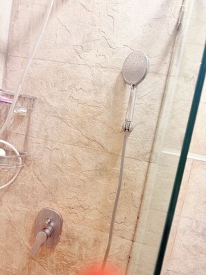 Asciugamani, sapone, carta igienica