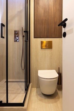 Apartment | Bathroom | Hair dryer, towels, shampoo - Sublime Studio - 2P - Near Place de la Republique (Paris)