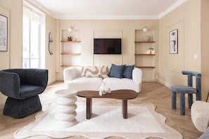 Apartment | Living area | Fireplace