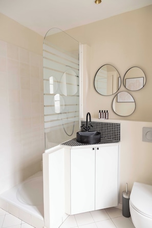 Apartemen | Kamar mandi | Bathtub, pengering rambut, handuk, dan sampo
