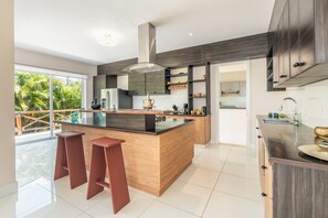 Microwave, oven, coffee/tea maker, electric kettle