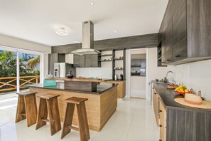 Four à micro-ondes, un four, cafetière-théière, bouilloire électrique