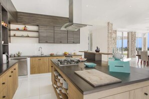 Mikroaaltouuni, uuni, liesi, kahvin-/teenkeitin