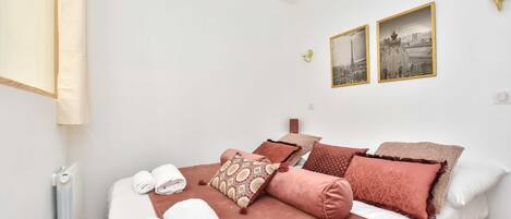 Apartment | 1 bedroom, laptop workspace, iron/ironing board, bed sheets