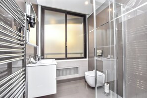 Leilighet | Bad | Hårføner, håndklær og sjampo