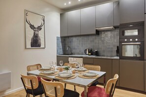 Departamento | Cocina privada | Refrigerador, microondas, horno y lavavajillas 
