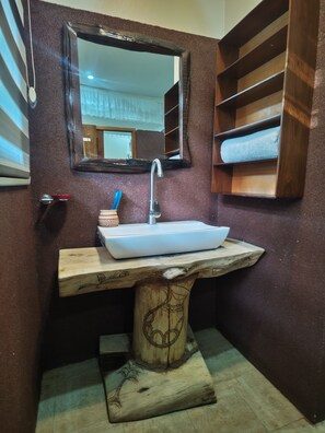 シャワー、タオル、石鹸、トイレットペーパー