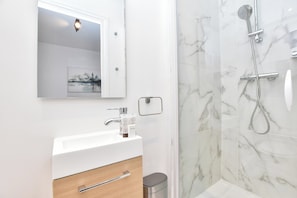 House | Bathroom | Hair dryer, towels, shampoo