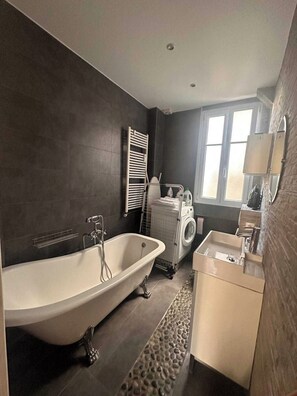 Apartment | Badezimmer | Badewanne, Haartrockner, Handtücher, Shampoo
