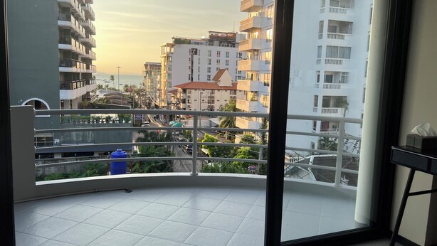 Un balcón con vista a un paisaje urbano y una masa de agua.