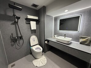 Dobbelt- eller tomannsrom – deluxe | Bad | Toalettartikler (inkludert), hårføner, håndklær og såpe