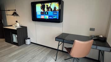 Deluxe Double or Twin Room | Desk, laptop workspace, free WiFi