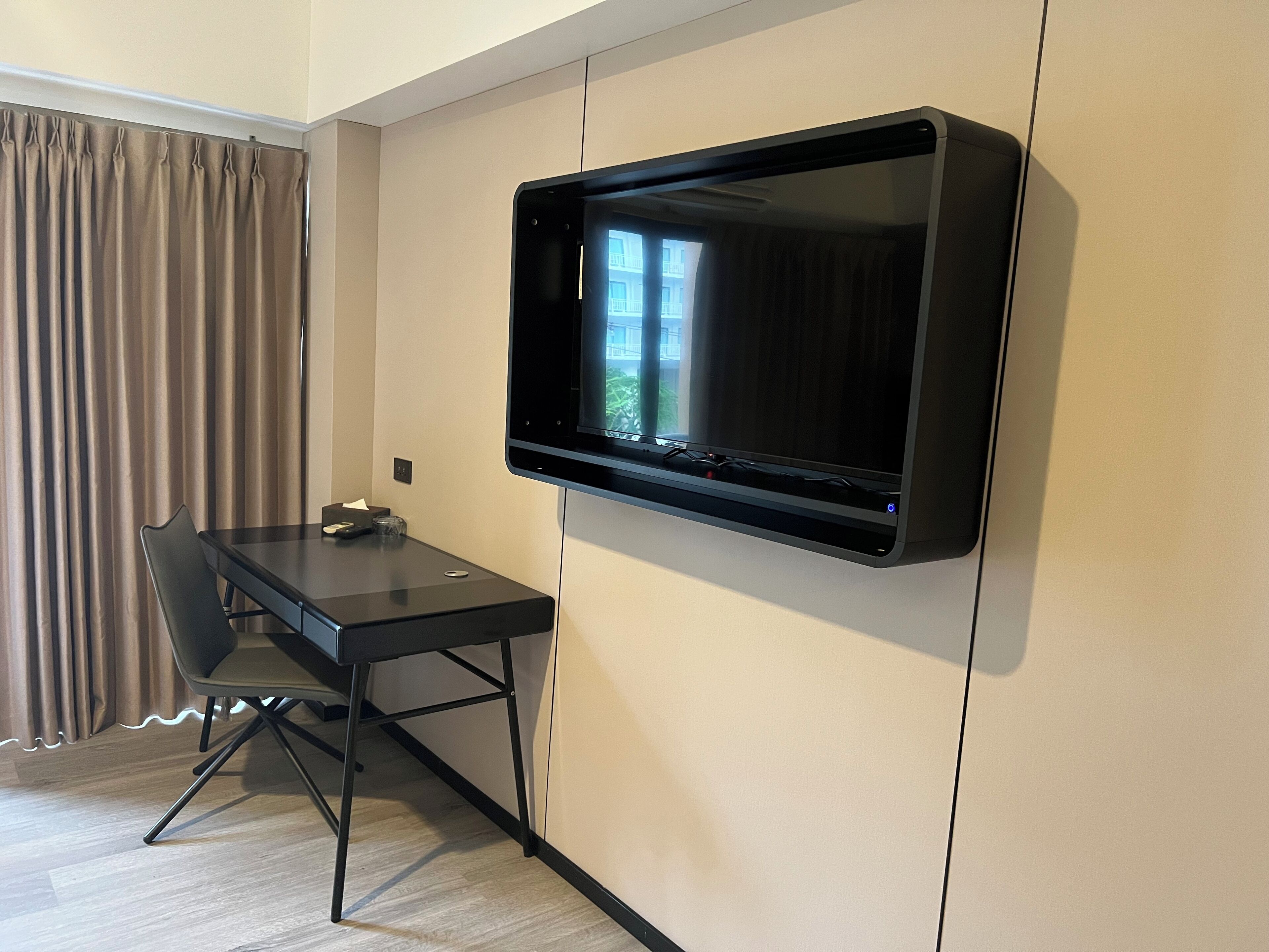 办公桌、笔记本电脑工作区、免费 WiFi