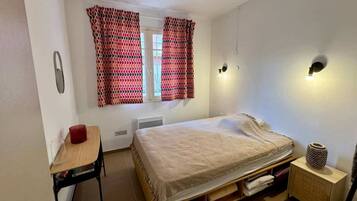 Apartment | 2 bedrooms, iron/ironing board, bed sheets