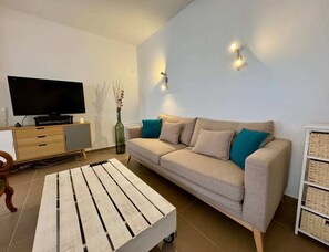 Apartment | Living room - Charming Beach Escape in Valras (Valras-Plage)