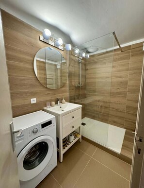 Apartment | Bathroom | Hair dryer, soap, shampoo