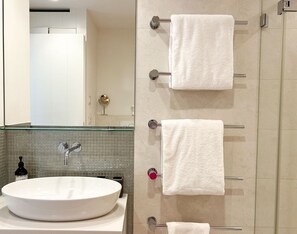 Shower, hair dryer, soap - Meersalz - Sea salt - Exclusive vacation apartment with sauna, terrace & fireplace in (Sylt)