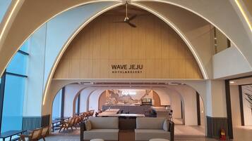 2 restaurantes; se sirve desayuno y cena; parrillada