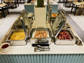2 restaurants servant le petit déjeuner et le dîner