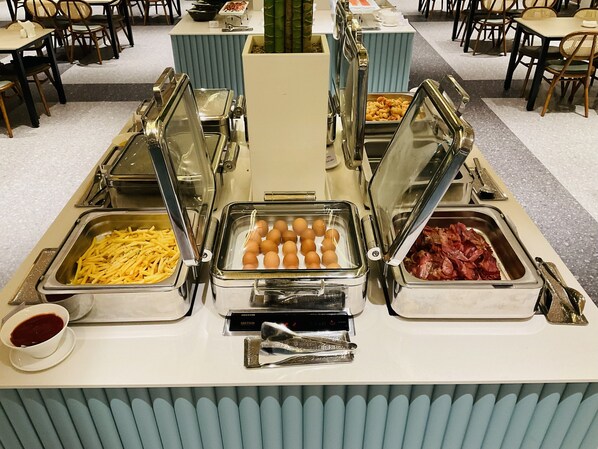 2 restaurants, breakfast, dinner served; barbecue