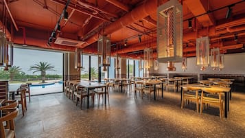 2 restaurants, breakfast, dinner served; barbecue