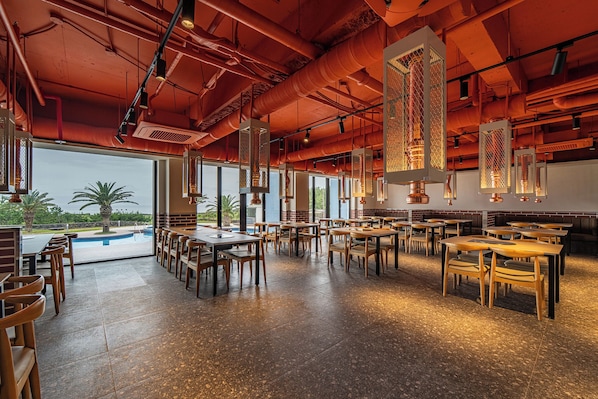 2 restaurants servant le petit déjeuner et le dîner