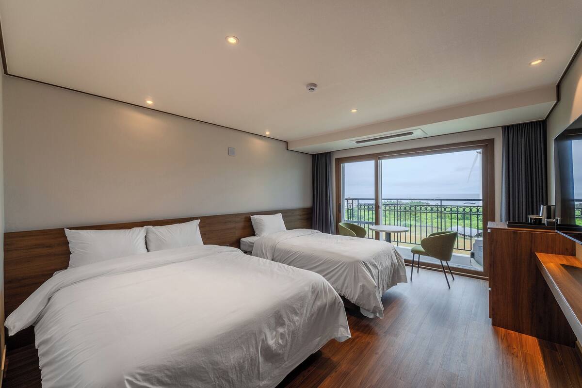 Habitación superior con 2 camas individuales, vistas al mar | Colchones con acolchado adicional, wifi gratis, ropa de cama