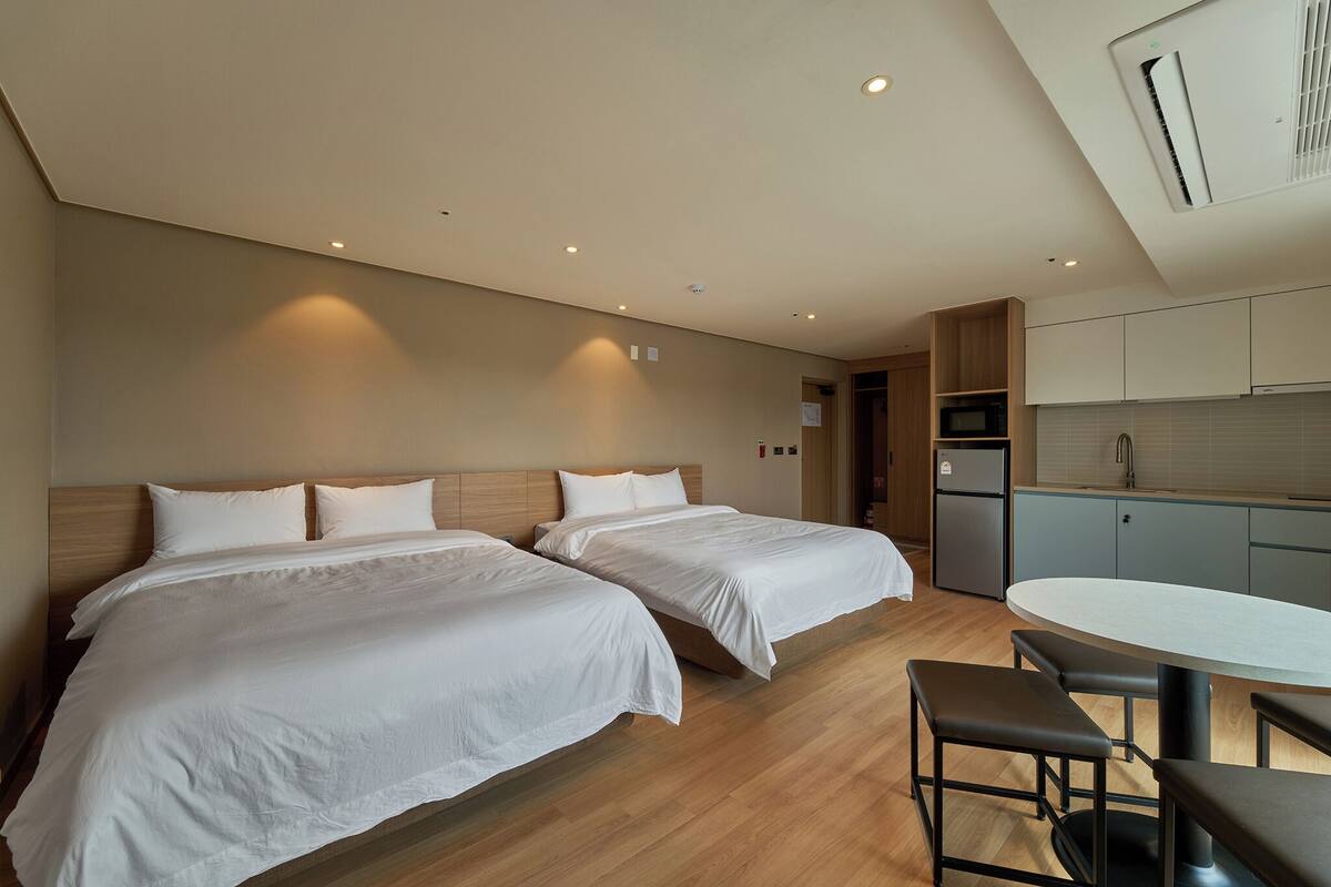 Habitación familiar con 2 camas individuales, vistas a la montaña | Colchones con acolchado adicional, wifi gratis, ropa de cama