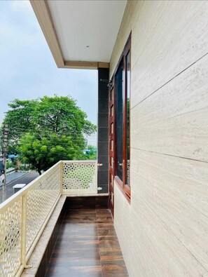 Family Villa | Balcony - RAMYA STAYS (Lucknow)