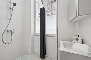 Shower, hair dryer, towels
