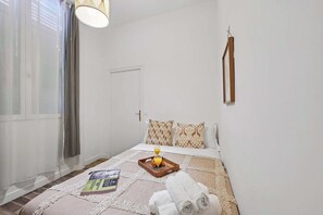 1 Schlafzimmer, Schreibtisch, Bügeleisen/Bügelbrett, Reisekinderbett