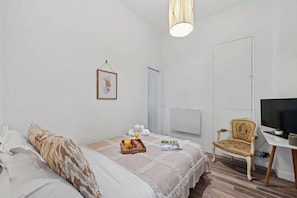 1 chambre, bureau, fer et planche Ă repasser, lit parapluie