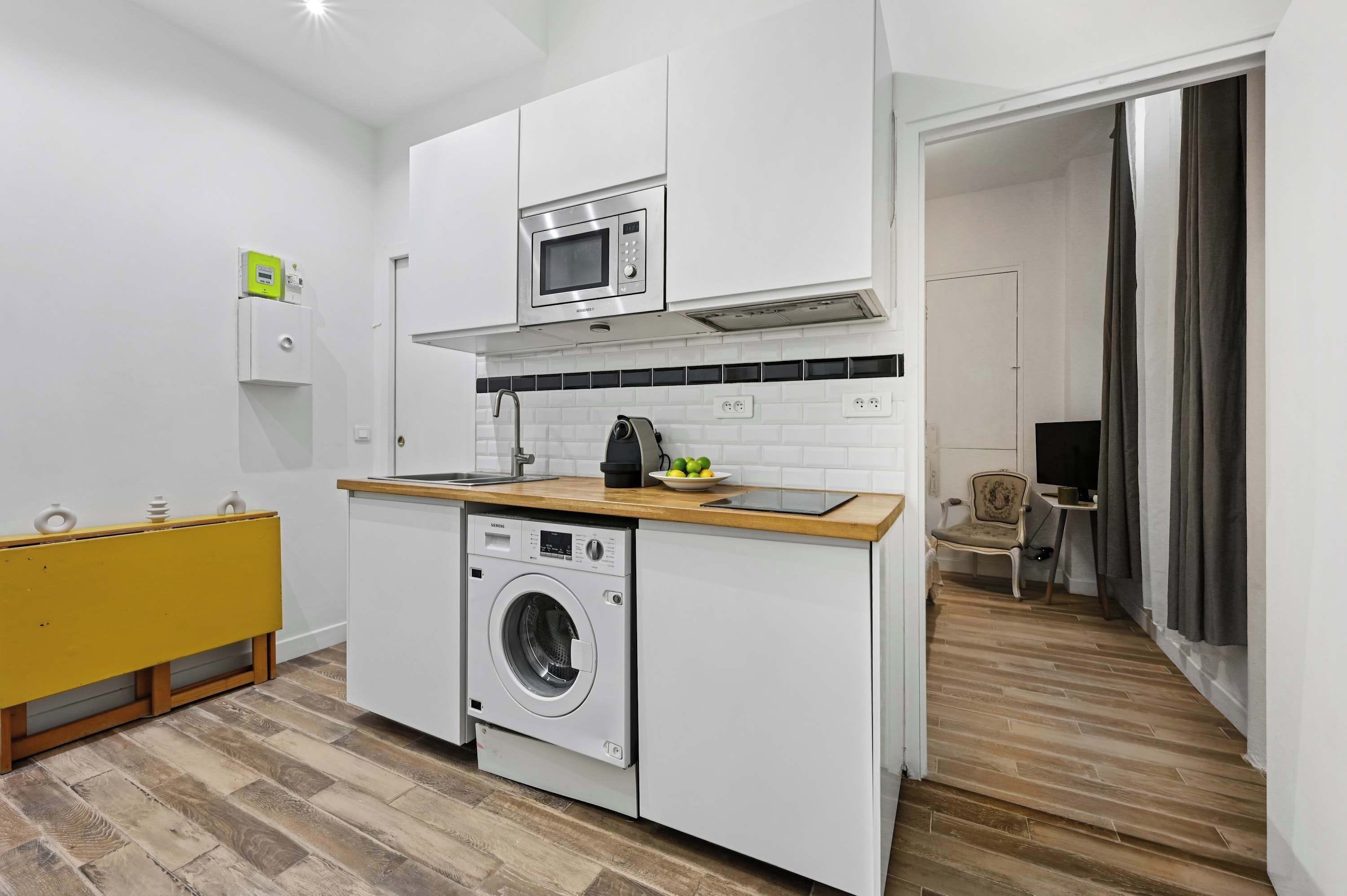 Mikrowelle, Herdplatte, Wasserkocher mit Kaffee-/Teezubehör