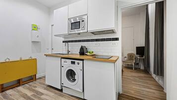 Mikrowelle, Herdplatte, Wasserkocher mit Kaffee-/Teezubehör