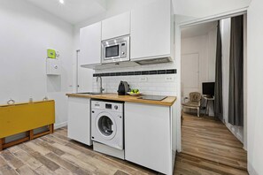 Micro-ondes, plaque de cuisson, cafetière/bouilloire, grille-pain