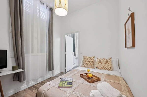 1 chambre, bureau, fer et planche à repasser, lit parapluie