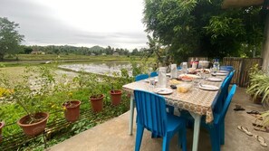 Villa, Balkon, Gartenblick | Essbereich im Zimmer