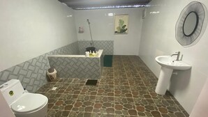 Serviettes fournies, papier toilette