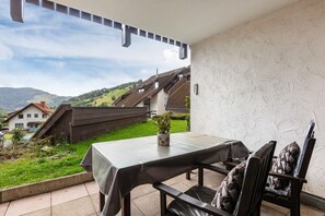 Outdoor dining - Apartment 'Blütenzauber' with Mountain View, Private Terrace and Wi-Fi (Todtnau)