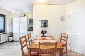 Dining - Apartment 'Blütenzauber' with Mountain View, Private Terrace and Wi-Fi (Todtnau)