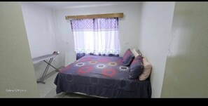 Luxury Suite, Mountain View | Peti besi dalam bilik, meja, ruang kerja komputer riba