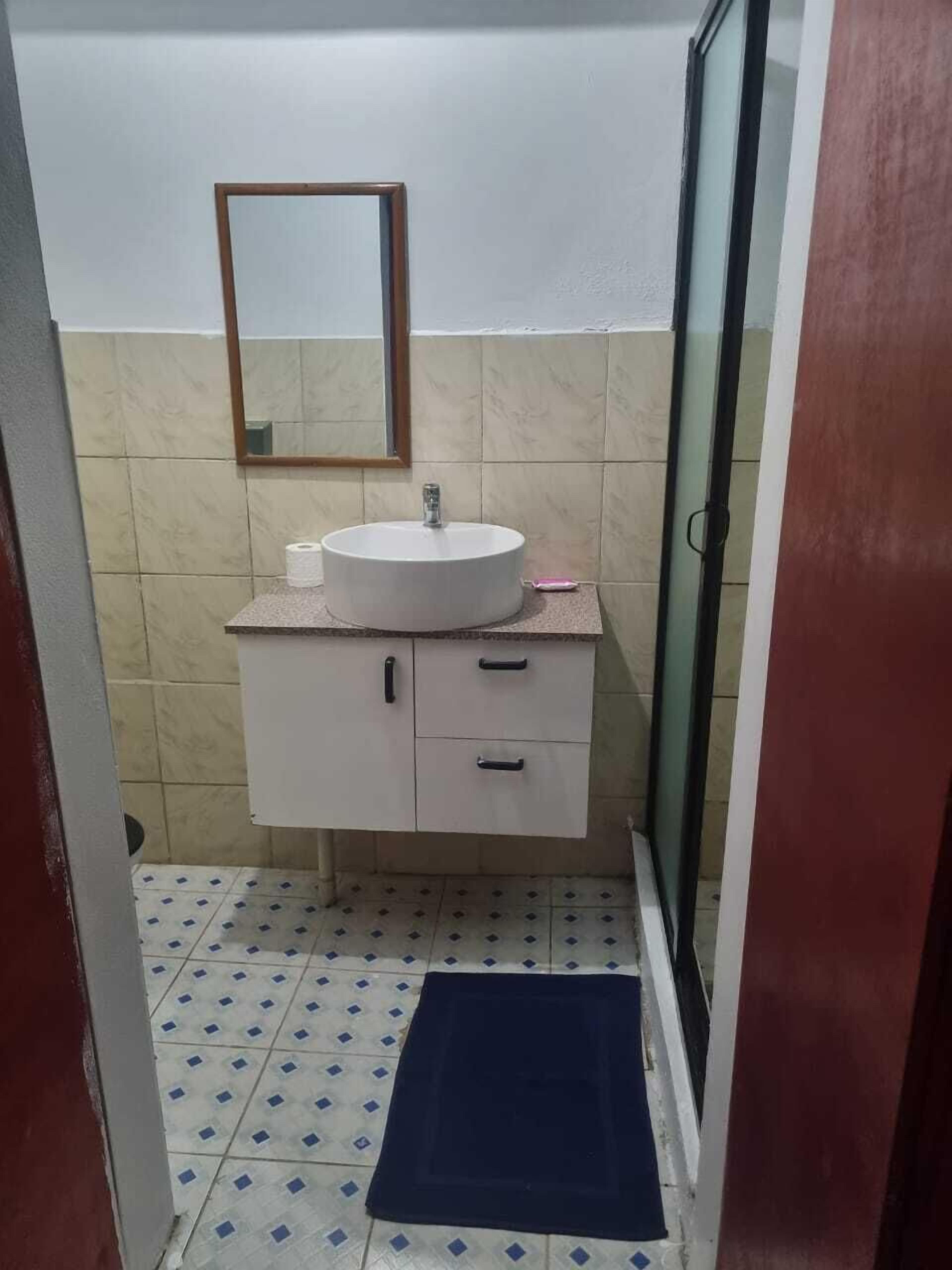 Deluxe suite | Badkamer | Een bad/douchecombinatie, pantoffels, handdoeken, zeep