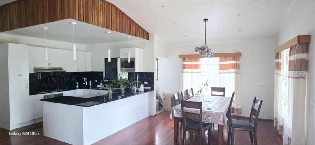 Luxury-Suite, Bergblick | Essbereich im Zimmer