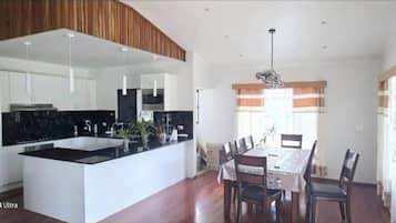 Luxury-Suite, Bergblick | Essbereich im Zimmer